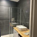 Contemporary shower room for international student in Bordeaux